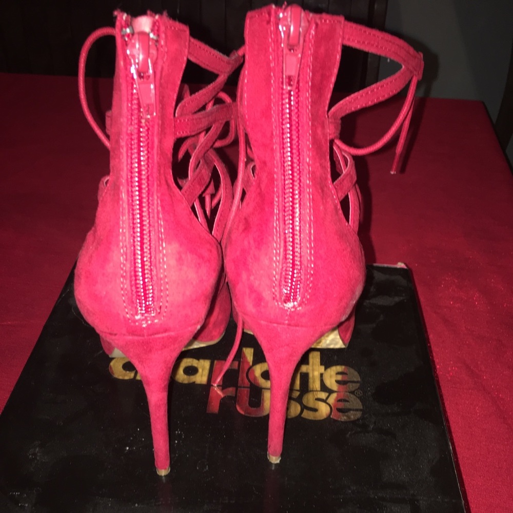 Red pumps - Picture 2 of 3